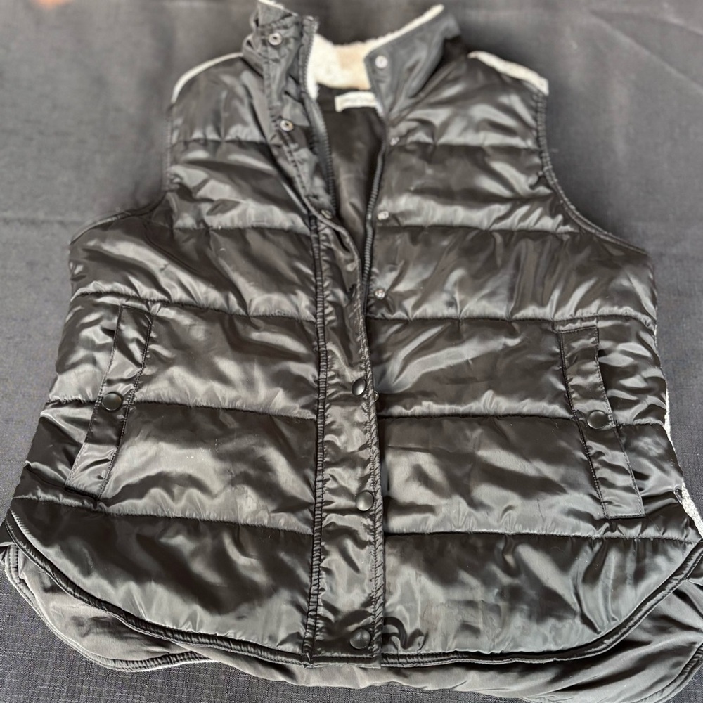 Elegant Black Puffer Vest with Gray Accents - Picture 2 of 5